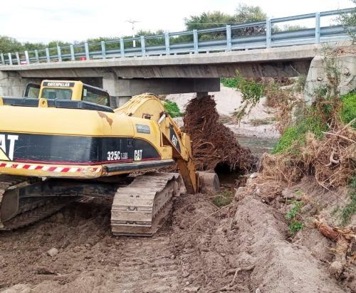 El Gobierno repara tres puentes afectados por crecidas en los departamentos San Martín y Chacabuco