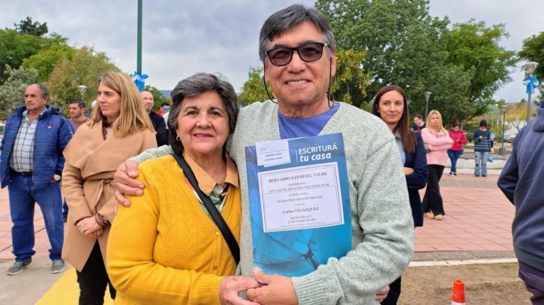 Familias de San Francisco recibieron la escritura de sus viviendas