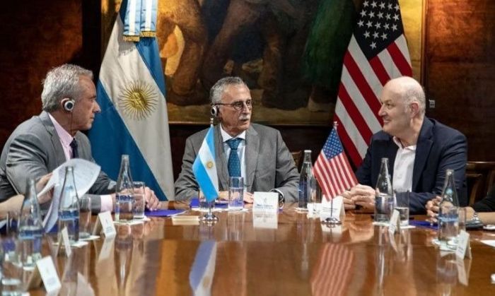 El Gobierno anunció una reforma del sistema sanitario y confirmó la salida de la OMS