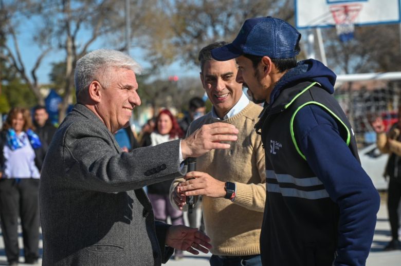 El barrio Los Álamos celebra la reinauguración de su plaza con la presencia del Gobernador
