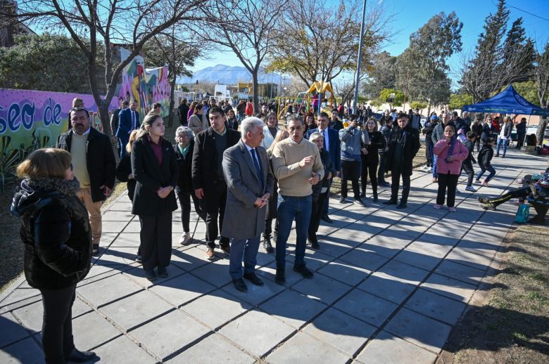 El barrio Los Álamos celebra la reinauguración de su plaza con la presencia del Gobernador