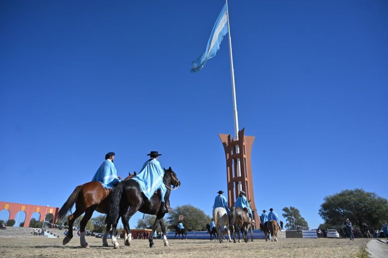Alumnos prometieron amor y respeto por la Patria en el Monumento a la Bandera