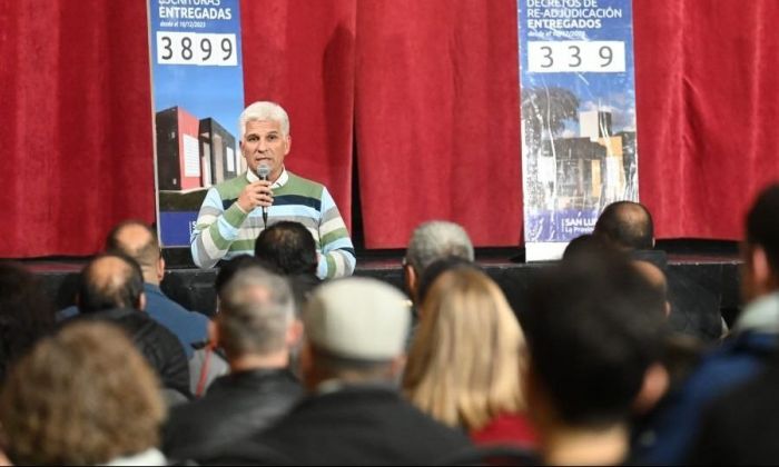 El Gobernador entregó 70 escrituras a vecinos de los departamentos Pedernera y Dupuy 