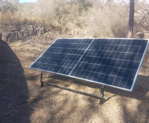 Instalan kits solares en ocho hogares de Las Chacras