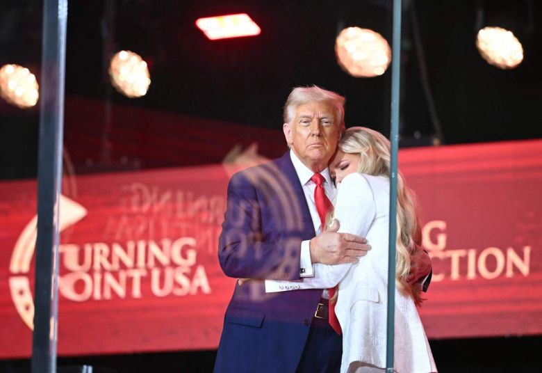 Trump en homenaje multitudinario a Charlie Kirk: fue uno de "los más grandes patriotas" de EE. UU.