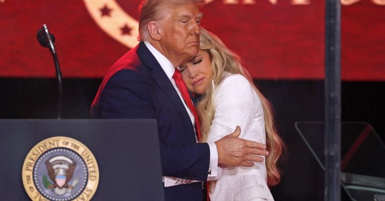 Trump en homenaje multitudinario a Charlie Kirk: fue uno de "los más grandes patriotas" de EE. UU.