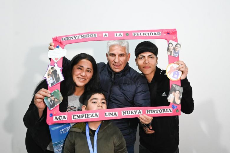 Tres familias de Nogolí recibieron las llaves de sus nuevos hogares