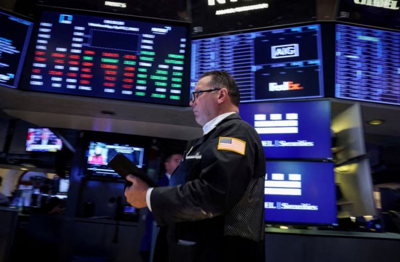Cae el riesgo país, el dólar baja $85 y subieron hasta 20% acciones y bonos