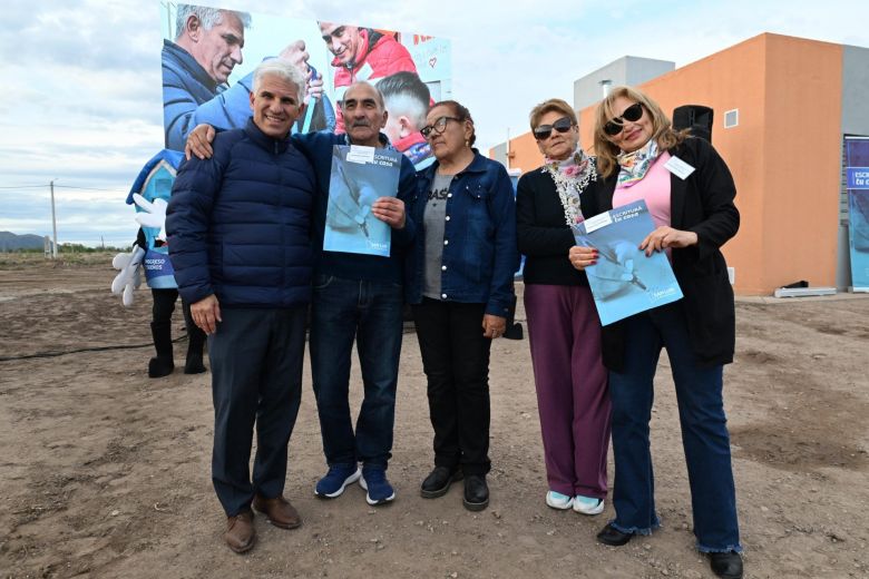 Más vecinos de La Toma recibieron los títulos de propiedad definitivos de sus hogares