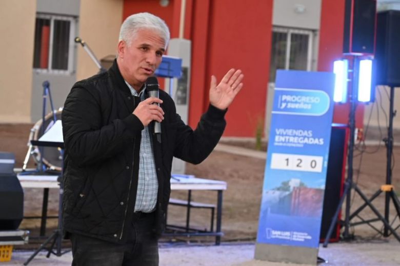 Poggi entregó las llaves a seis familias que empezaron a crear recuerdos en sus nuevos hogares