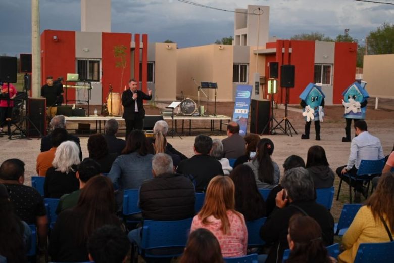 Poggi entregó las llaves a seis familias que empezaron a crear recuerdos en sus nuevos hogares