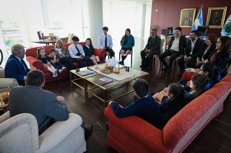 La comunidad educativa del Colegio Santa María invitó al Gobernador al estreno de su primer musical