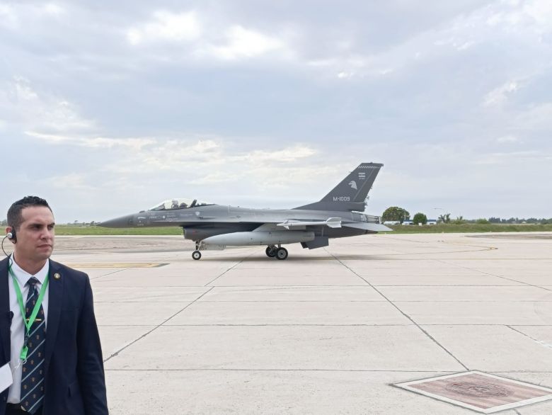 Todas las imágenes del acto oficial por los F-16
