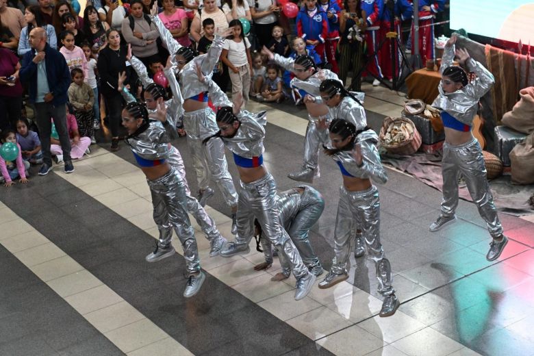 Con una gala única y el tradicional encendido del árbol navideño, la EDIRO celebró su 13 aniversario
