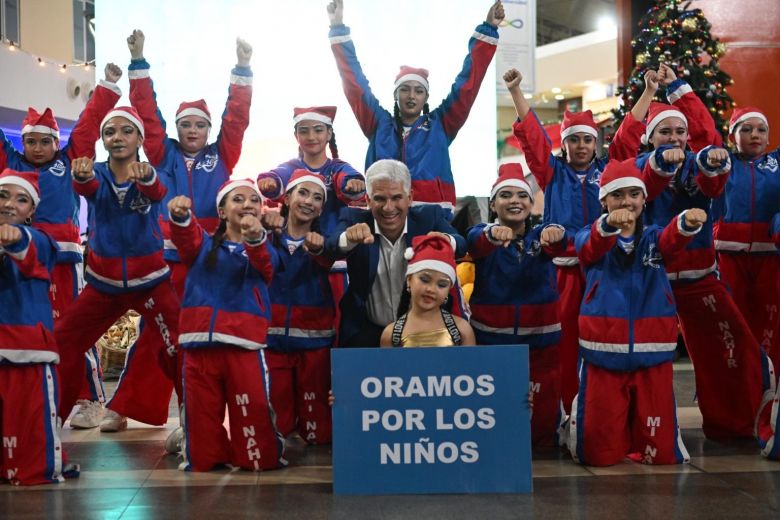 Con una gala única y el tradicional encendido del árbol navideño, la EDIRO celebró su 13 aniversario