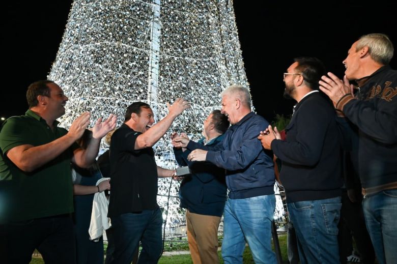 Con el acompañamiento del Gobernador, Juana Koslay encendió el ‘Árbol de tus Sueños’