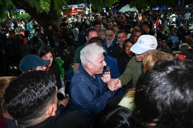 Con el acompañamiento del Gobernador, Juana Koslay encendió el ‘Árbol de tus Sueños’