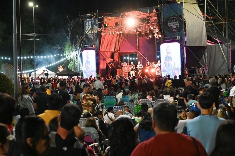 Con el acompañamiento del Gobernador, Juana Koslay encendió el ‘Árbol de tus Sueños’