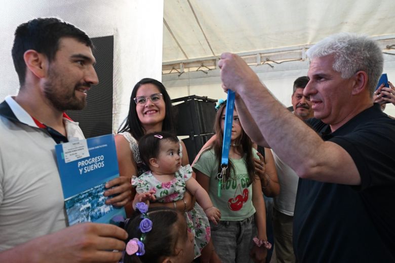 Veinte familias de Villa de Merlo ya disfrutan de sus nuevos hogares