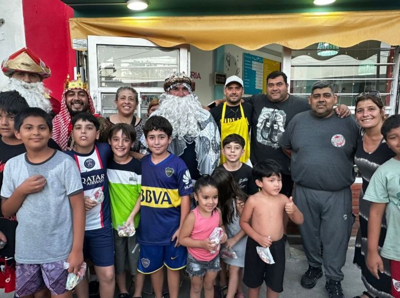 Los Reyes Magos pasaron por los barrios Uni&oacute;n y La Ribera