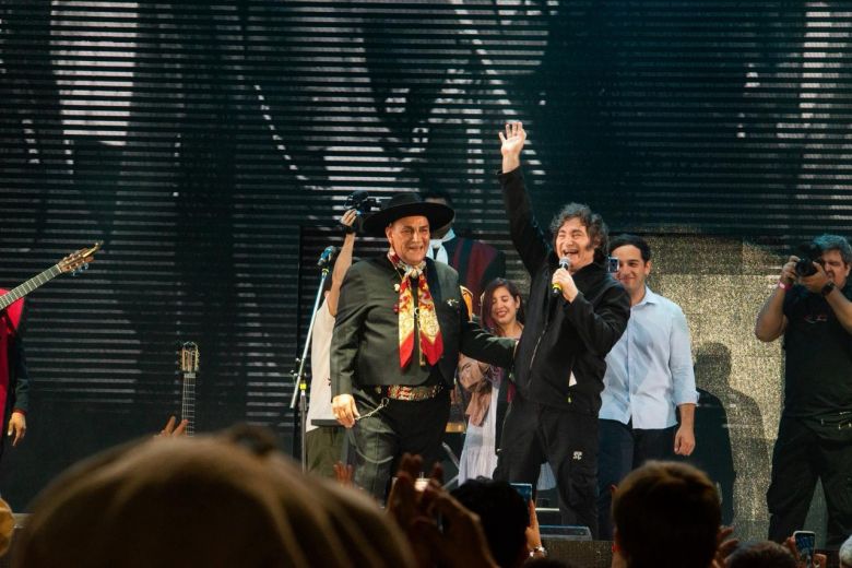 Javier Milei cant&oacute; &ldquo;Amor Salvaje&rdquo; con el Chaque&ntilde;o Palavecino y le agradeci&oacute; a C&oacute;rdoba