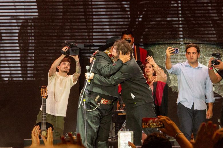 Javier Milei cant&oacute; &ldquo;Amor Salvaje&rdquo; con el Chaque&ntilde;o Palavecino y le agradeci&oacute; a C&oacute;rdoba