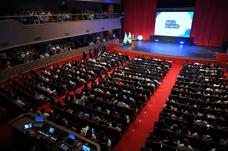 San Luis premia el m&eacute;rito: 371 estudiantes recibieron la beca de manos del Gobernador