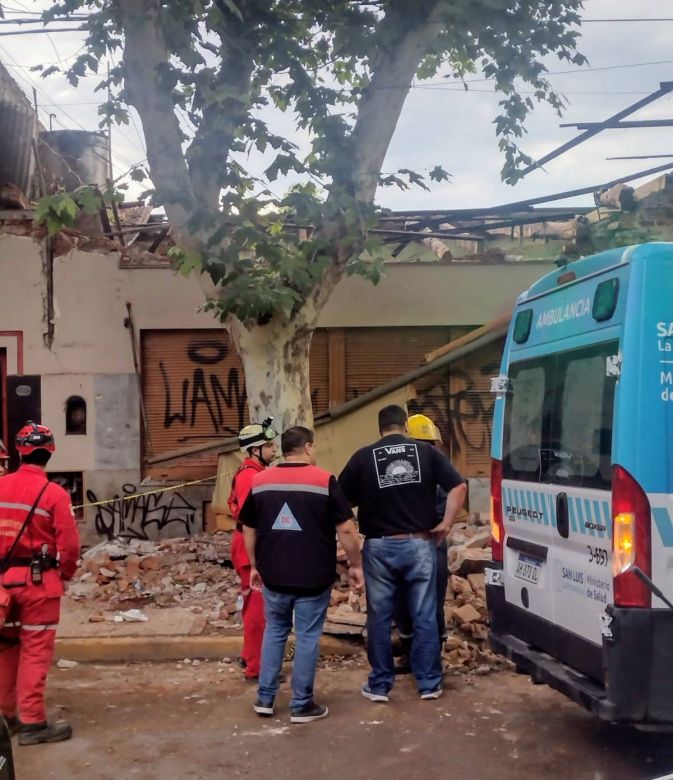 Derrumbe en el microcentro de Villa Mercedes: un obrero qued&oacute; atrapado bajo los escombros