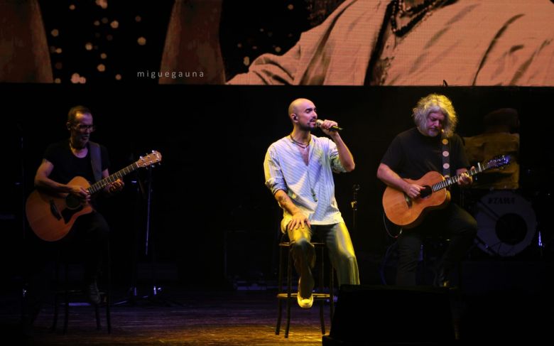 Abel Pintos cerr&oacute; una noche inolvidable en Calle Angosta