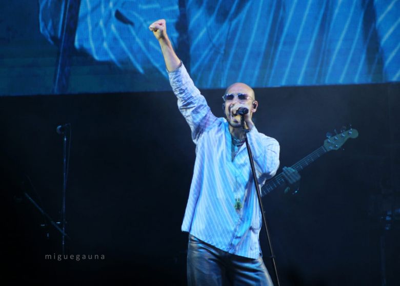 Abel Pintos cerr&oacute; una noche inolvidable en Calle Angosta