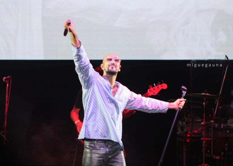 Abel Pintos cerr&oacute; una noche inolvidable en Calle Angosta