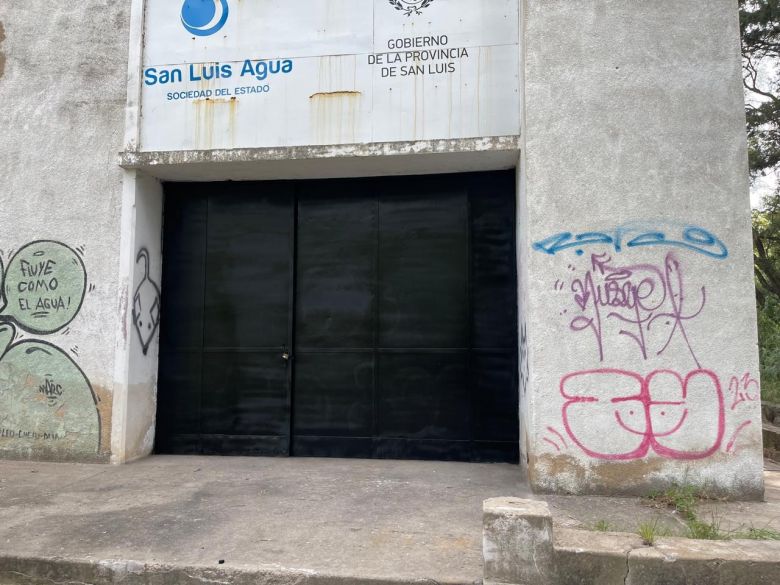 Reacondicionan las rejas de seguridad en el perilago del dique Cruz de Piedra