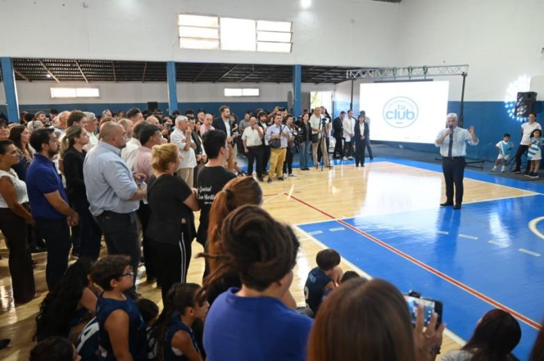El Club San Mart&iacute;n de Villa Mercedes inaugur&oacute; el piso flotante en su polideportivo