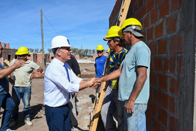 Poggi visit&oacute; la obra de las casi 300 viviendas que se construyen en Villa Mercedes