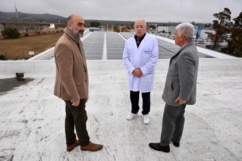 El Gobernador acompa&ntilde;&oacute; la presentaci&oacute;n del sistema de energ&iacute;a solar de la firma &Iacute;ntegra Servicios M&eacute;dicos