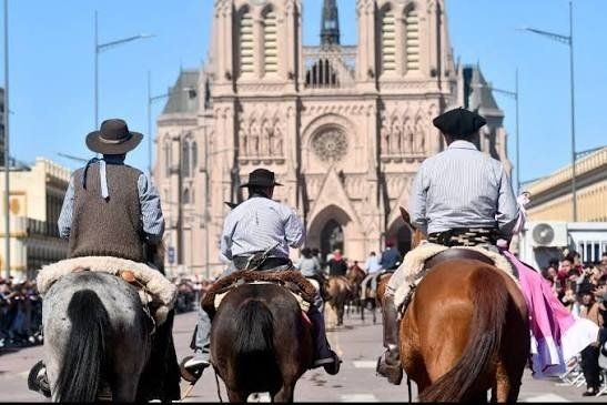 Piden frenar la peregrinaci&oacute;n a caballo a Luj&aacute;n: "Agonizan y los abandonan"