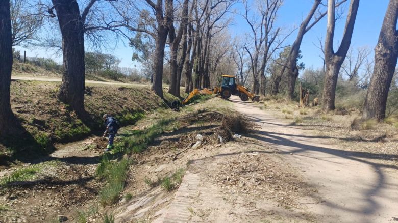 Intensifican la limpieza en los canales de riego de Villa Mercedes 