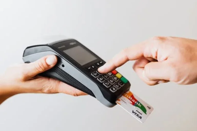 AFIP controla los gastos con tarjeta: cuáles son los montos a partir de los cuales el banco tiene que informar los consumos