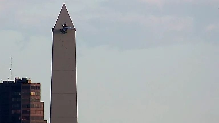 Vandalismo en el Obelisco: se subieron a lo alto del monumento y ya hay gente en los techos del Metrobus