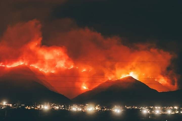 Continúa activo el incendio en el cerro Uritorco