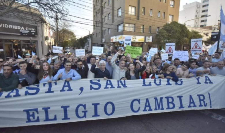  Una multitud se manifestó en San Luis en repudio al "Gobierno paralelo" de Alberto Rodriguez Saà