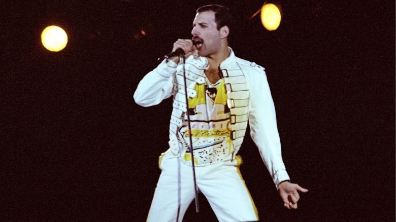 Miles de objetos de Freddie Mercury serán expuestos en una réplica de su casa antes de ser subastados