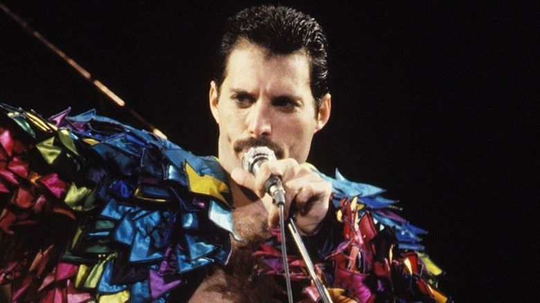 Miles de objetos de Freddie Mercury serán expuestos en una réplica de su casa antes de ser subastados