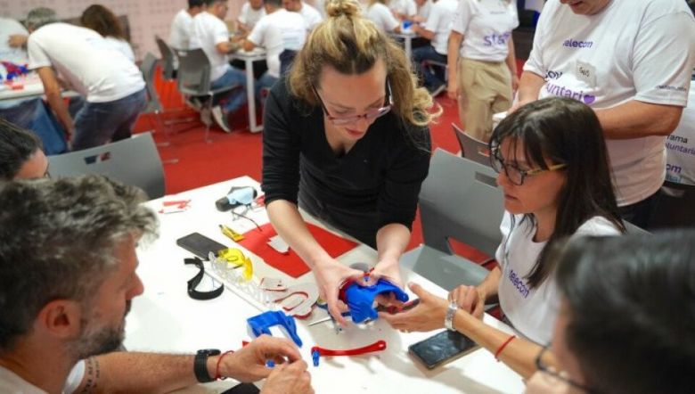 Voluntarios de Telecom entregaron prótesis gratuitas en Córdoba en alianza con Gino Tubaro