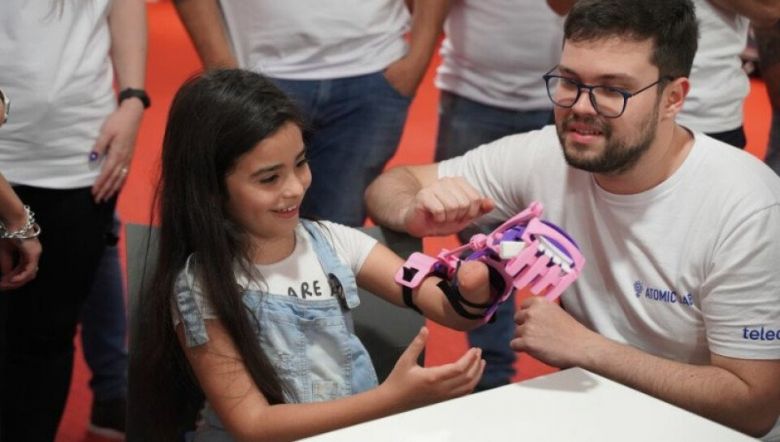 Voluntarios de Telecom entregaron prótesis gratuitas en Córdoba en alianza con Gino Tubaro