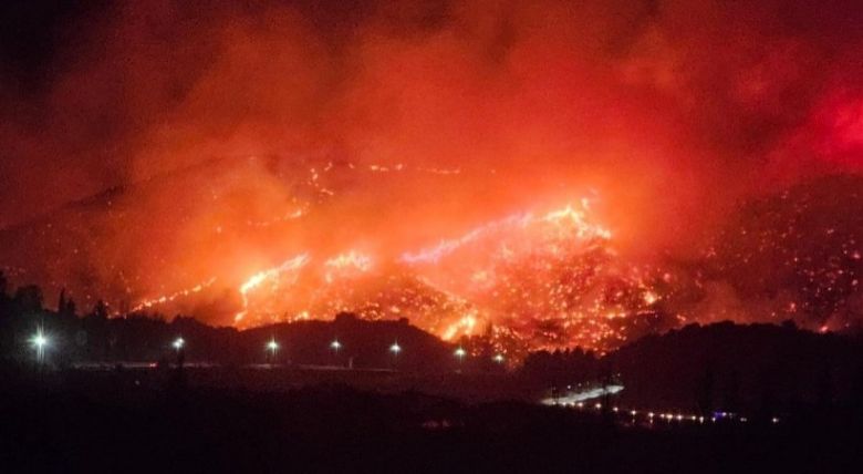 Bomberos combaten las llamas en Potrero de los Funes y en El Volcán