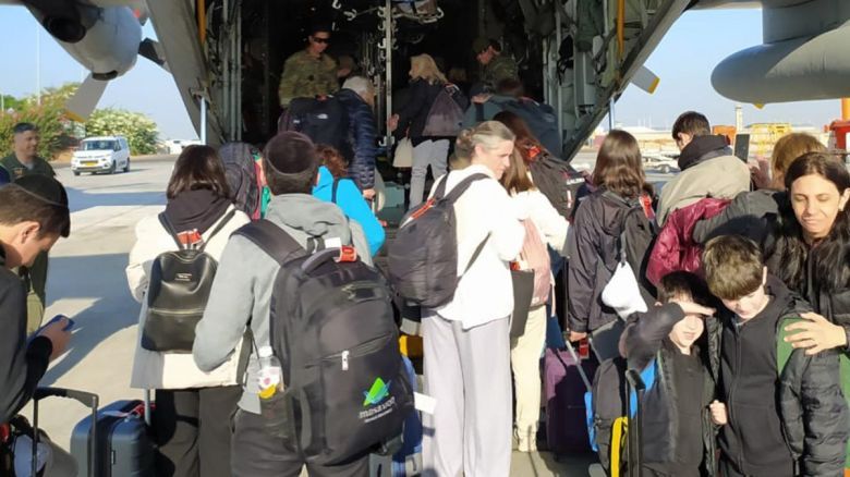 Comenzó la evacuación de los argentinos que pidieron salir de Israel