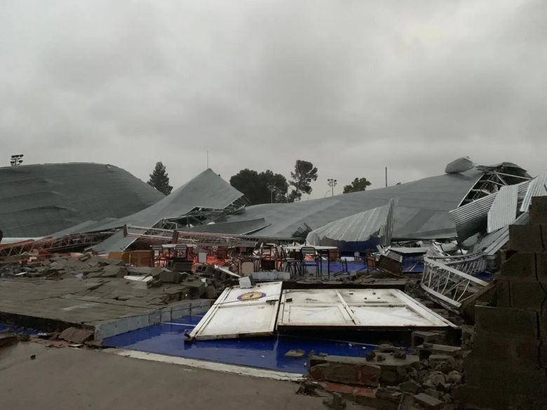 Tormenta en Bahía Blanca: se derrumbó el techo de un club y al menos 13 personas murieron