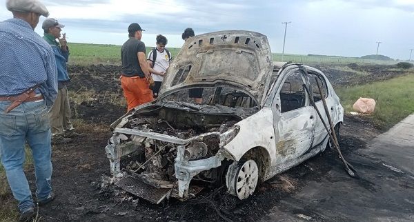 Un auto se incendió en cercanía del Morro 