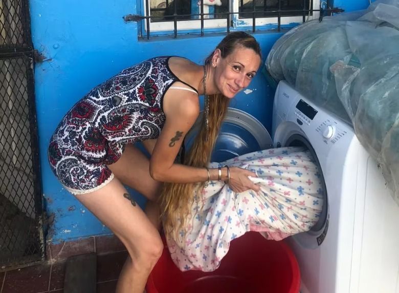 La historia de una mamá que puso un lavadero en su casa para salir adelante junto a sus hijas